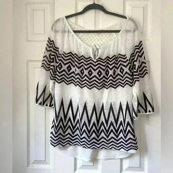 Jolt Cream & dark gray High/low Top with crochet lace detail on back size Large - Picture 1 of 7